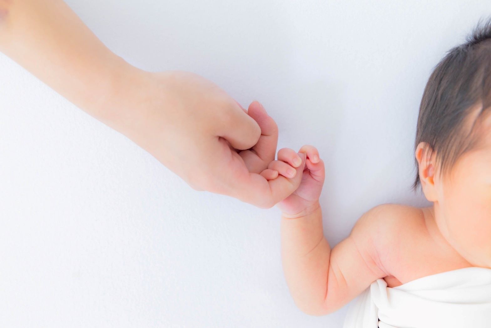 赤ちゃんの手を握るアップ